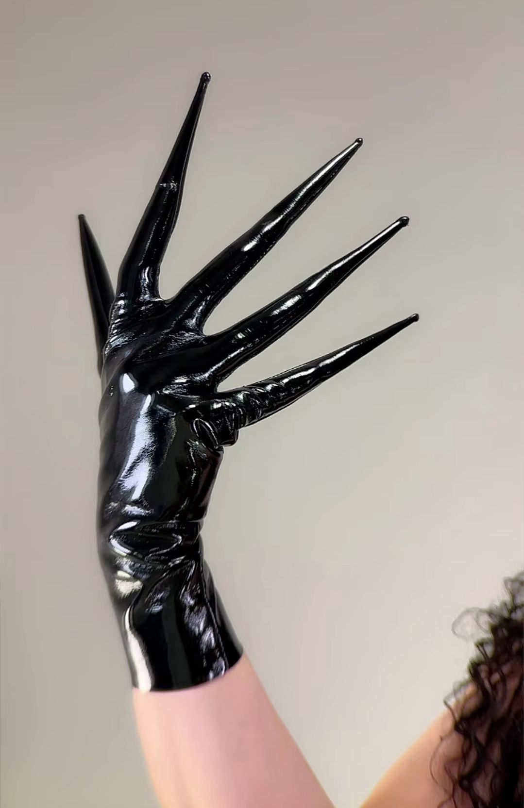 Luvas Pretas Brilhantes com Po - Patent Leather Shine avaliação e preço